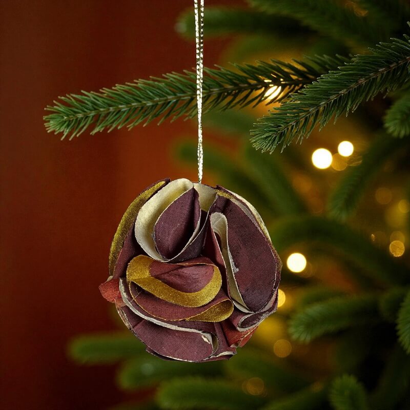 Boule de Noël en soie – Éclat d’hiver bordeaux et or