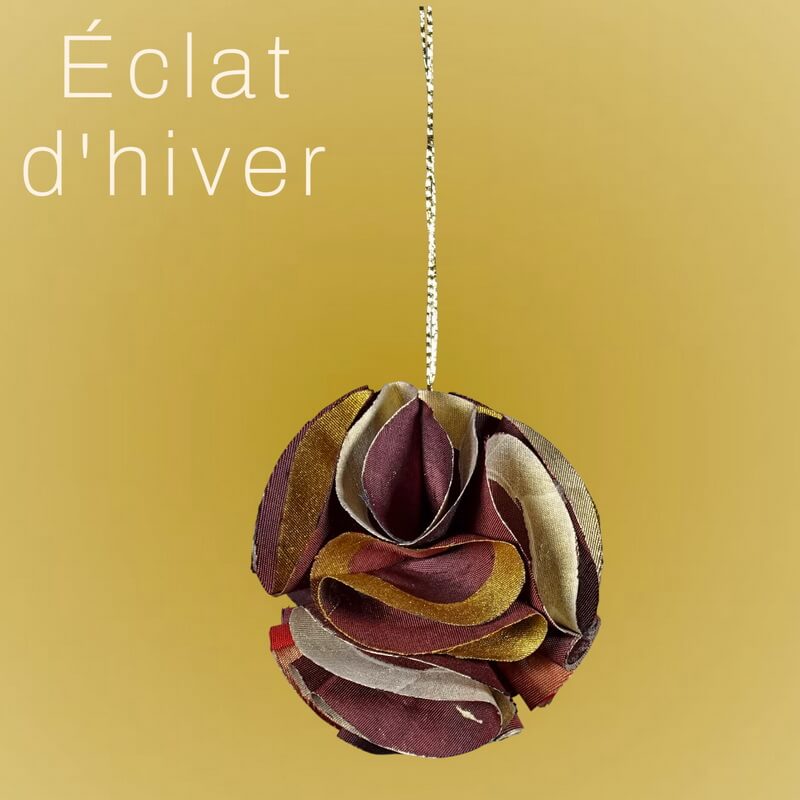 Boule de Noël en soie – Éclat d’hiver bordeaux et or – Image 2