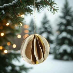 Boule de Noël en soie beige et écru