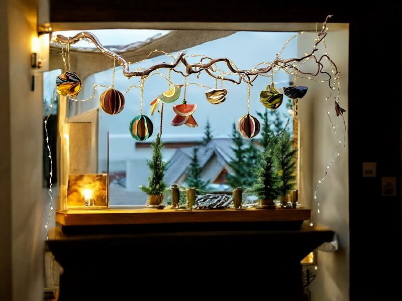 Décoration suspendue en bois flotté et soie – Image 2