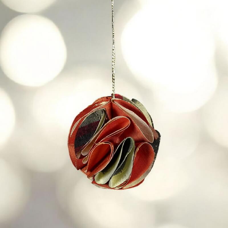 Perle de Noël en soie upcyclée anis saumon – Image 2