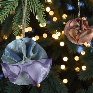 Perle de Noël en soie bleu-gris & violet