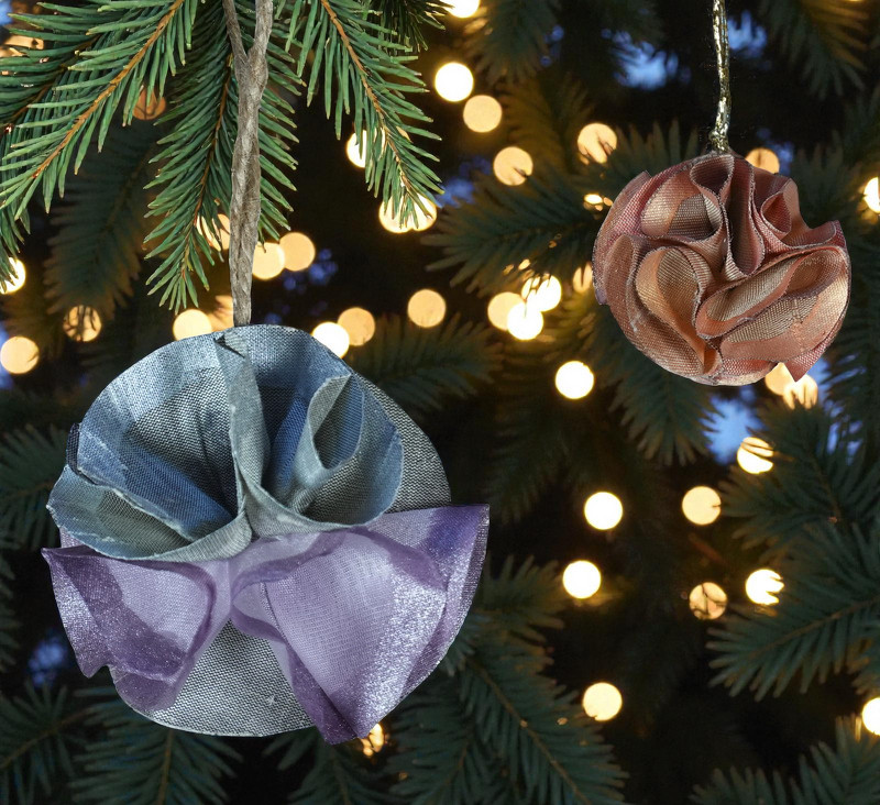 Perle de Noël en soie bleu-gris & violet