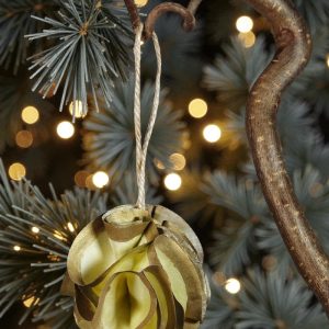 Boule de Noël en soie jaune doré