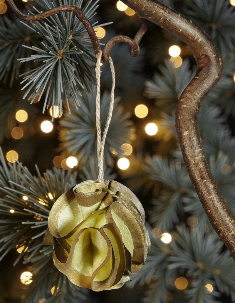 Boule de Noël en soie jaune doré