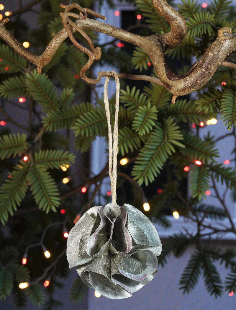 Boule gris-argent avec touches violines