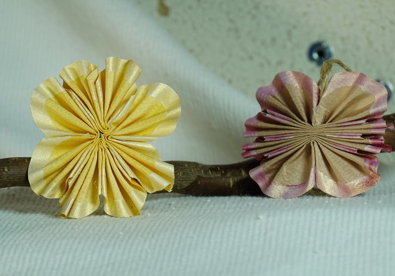 Fleur décorative en soie jaune pastel