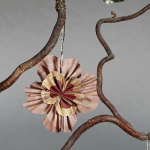 Fleur décorative en soie vieux rose et or