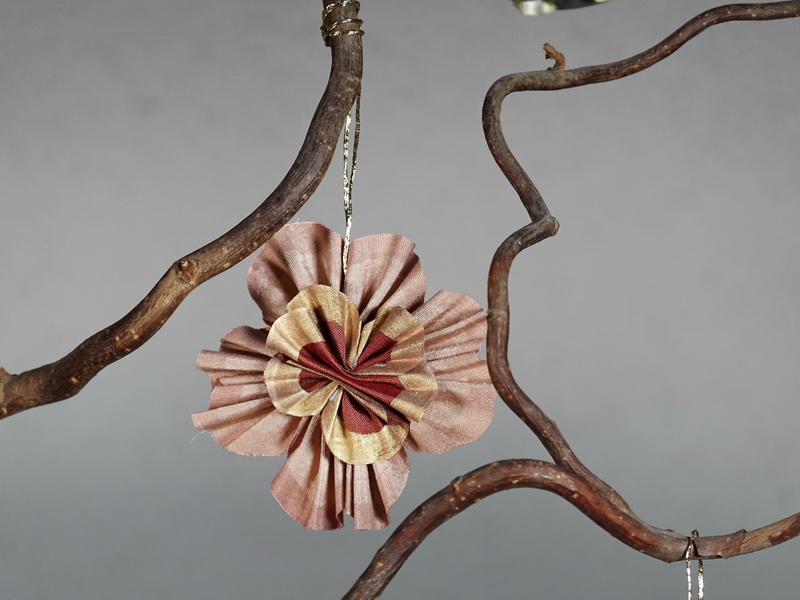 Fleur décorative en soie vieux rose et or