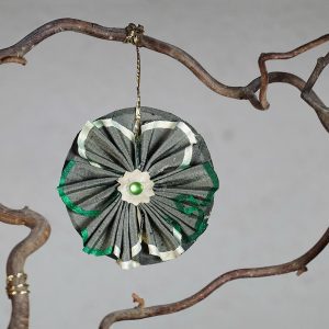 Fleur décorative en soie gris-vert