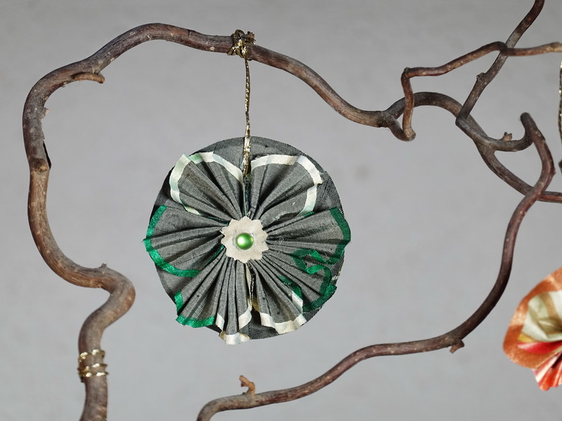 Fleur décorative en soie gris-vert