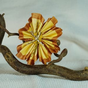 Fleur décorative en soie jaune doré