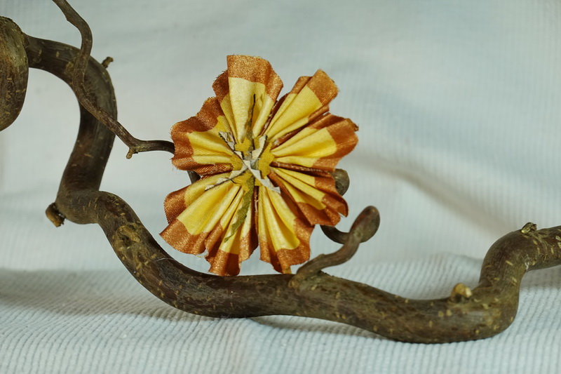 Fleur décorative en soie jaune doré