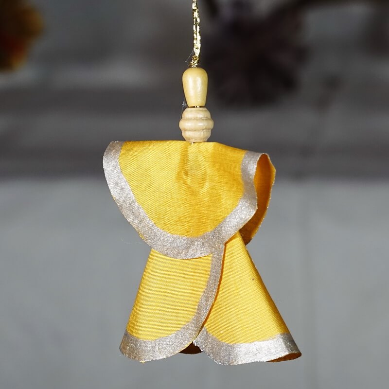 Ange décoratif en soie doré – Image 2