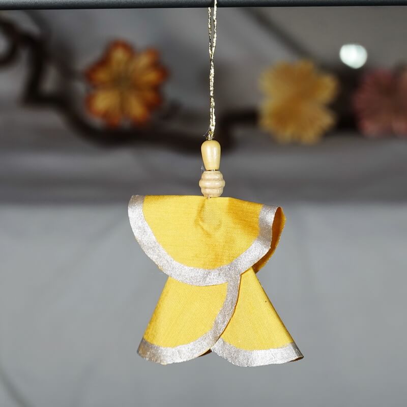 Ange décoratif en soie doré