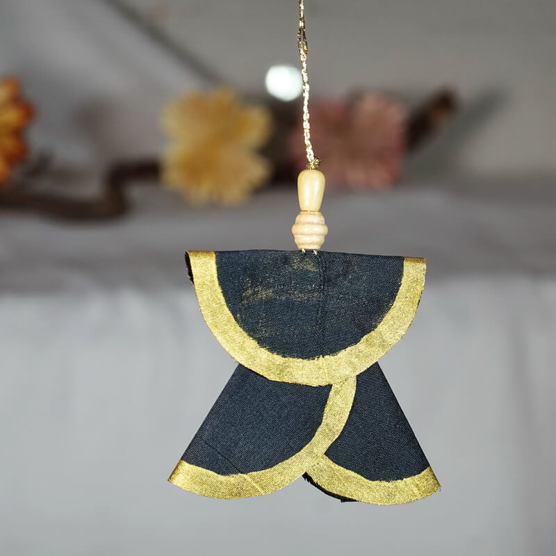 Ange décoratif noir et or