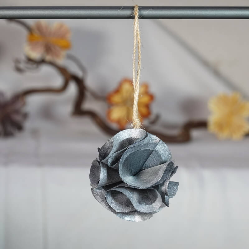 Boule décorative grise en soie