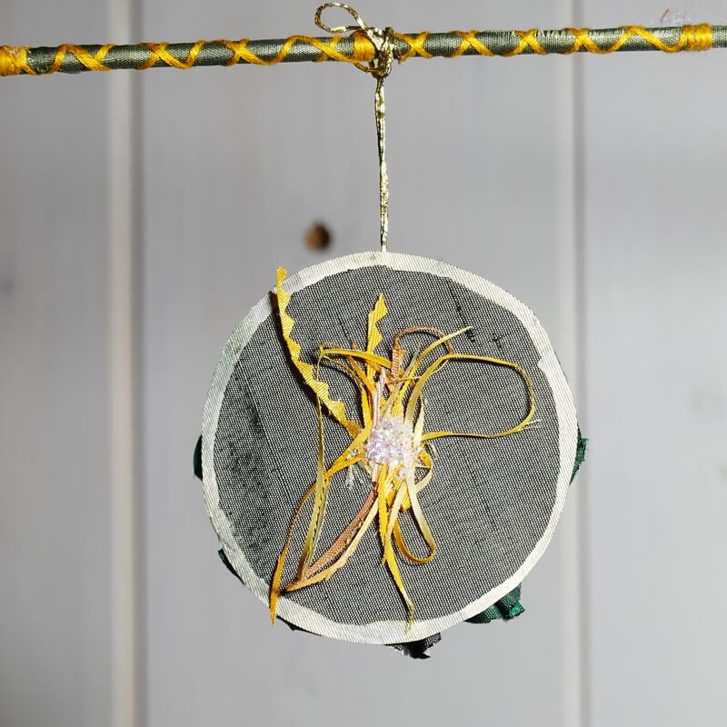 Fleur décorative en soie gris-vert – Image 2