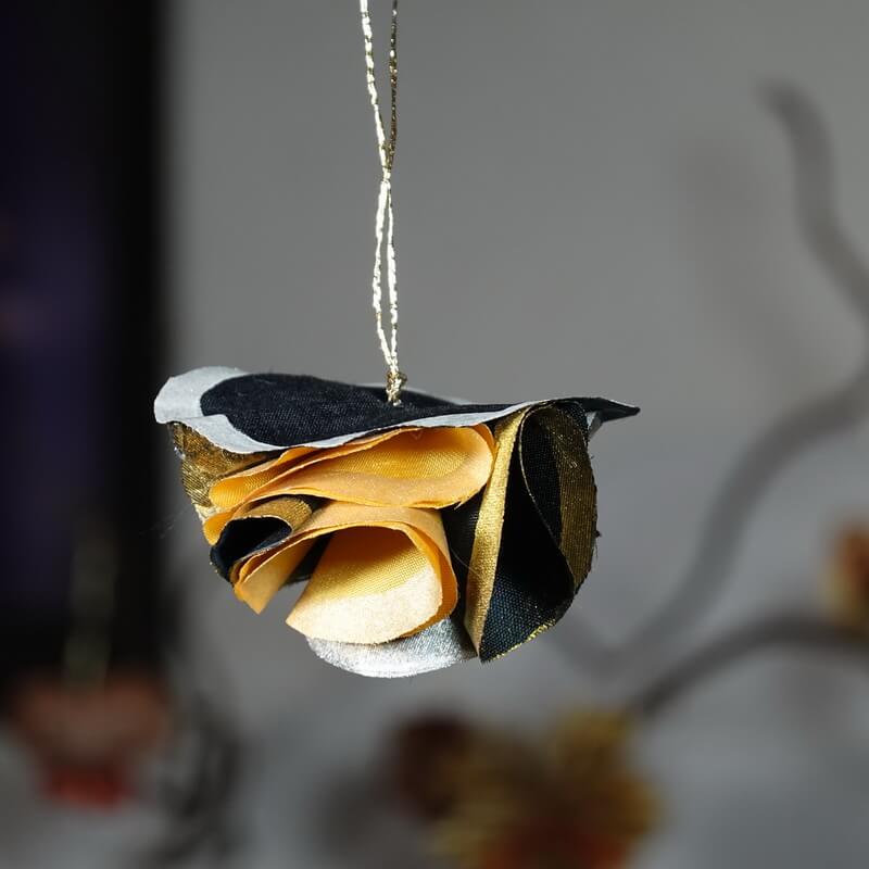 Boule demi-lune en soie noir et doré