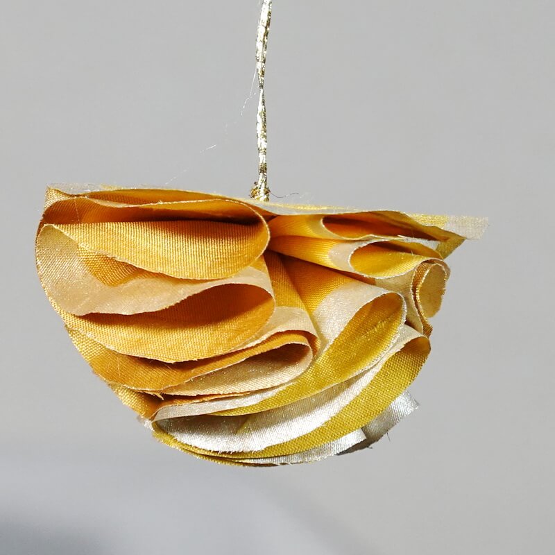Boule demi-lune dorée en soie – Image 2