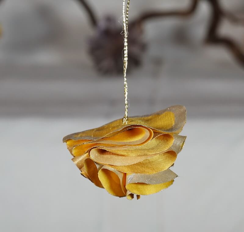 Boule demi-lune dorée en soie