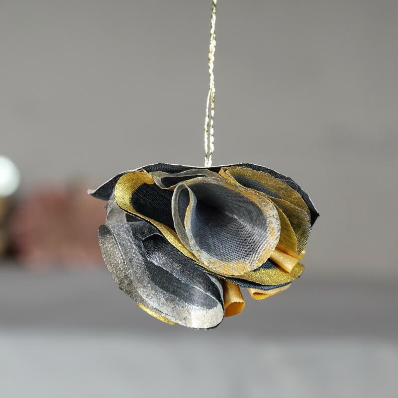 Suspension demi-lune noir et argent en soie – Image 2