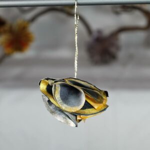 Suspension demi-lune noir et argent en soie