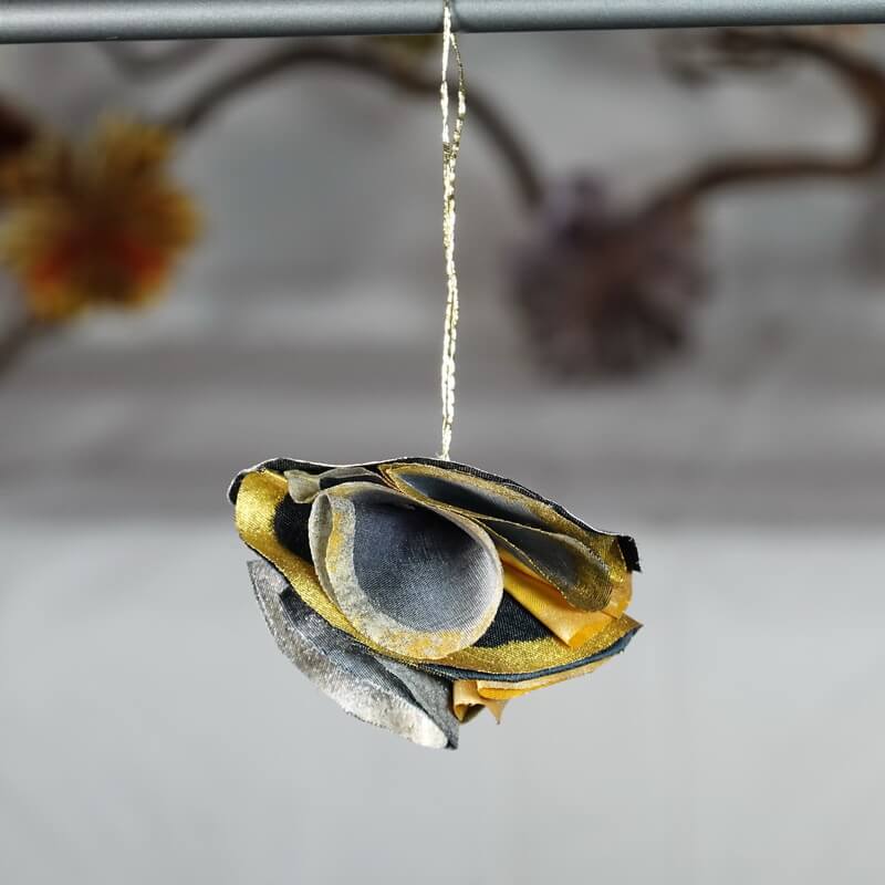 Suspension demi-lune noir et argent en soie