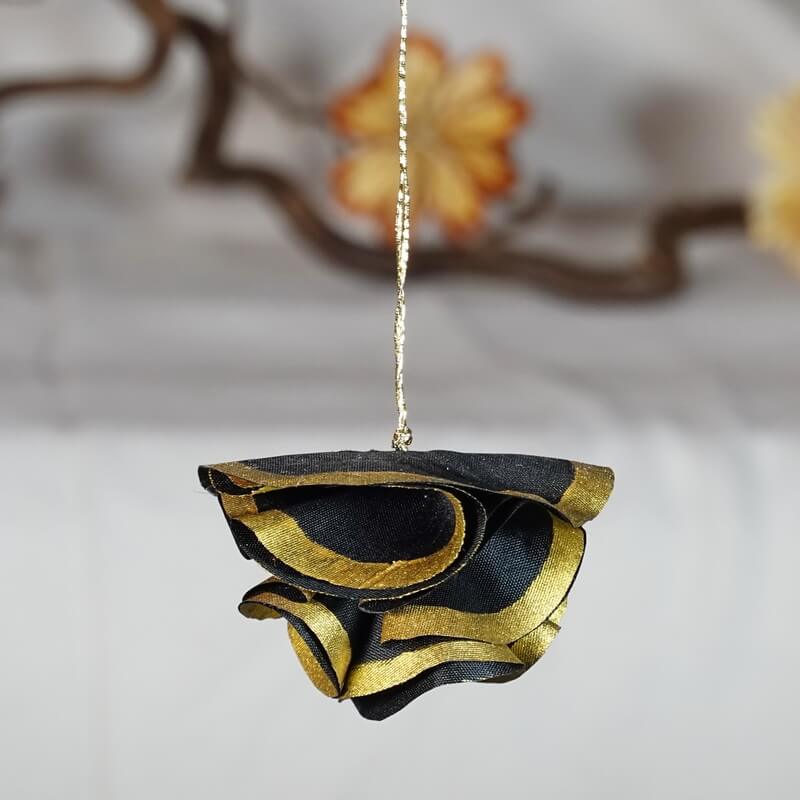 Suspension demi-lune en soie noire contour doré