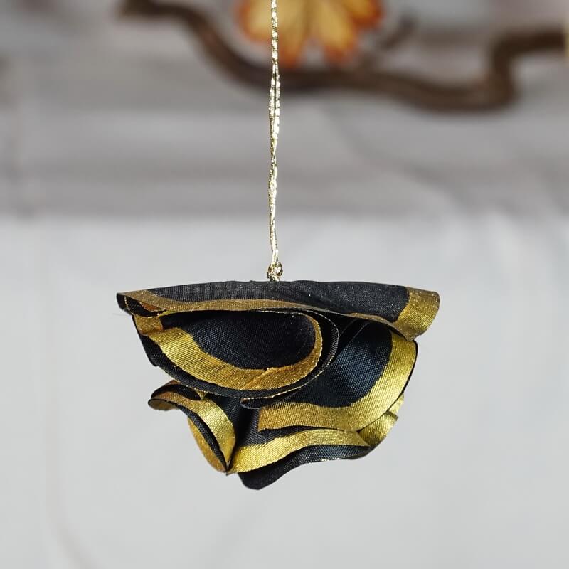 Suspension demi-lune en soie noire contour doré – Image 2