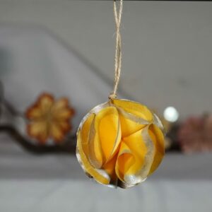 Boule décorative en soie dorée contour argenté