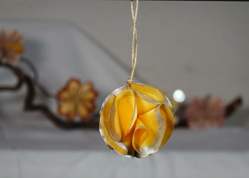 Boule décorative en soie dorée contour argenté