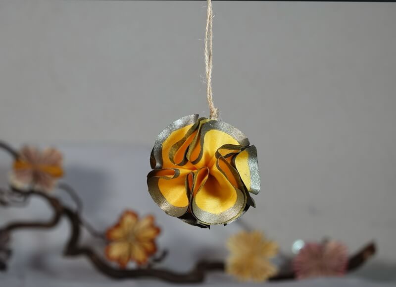 Pétales dorées au contour bronze moiré