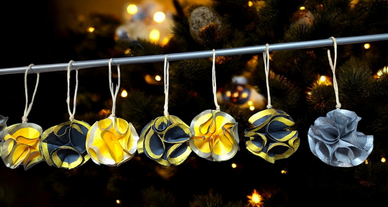 Boule décorative en soie noire contour doré – Image 3