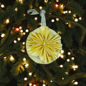 Fleur décorative en soie jaune pastel