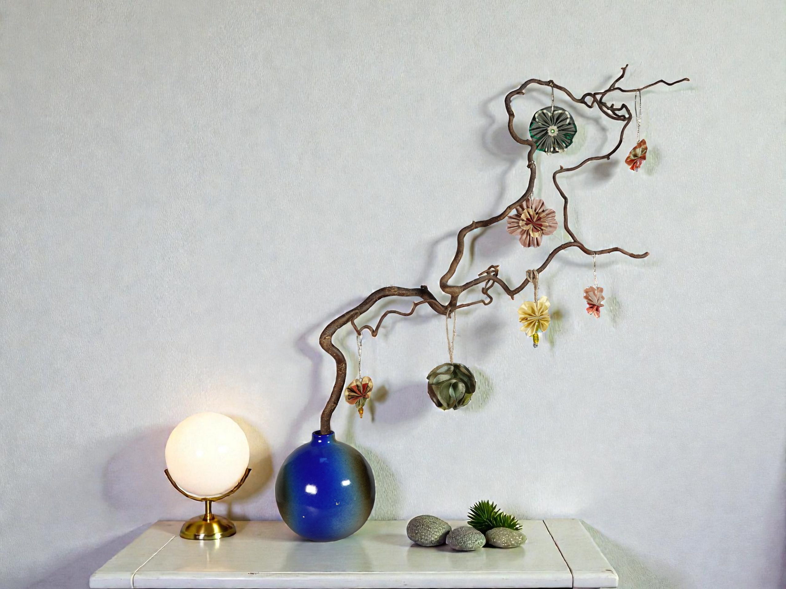 Fleur décorative en soie gris-vert – Image 3