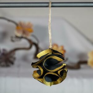 Boule décorative en soie noire contour doré