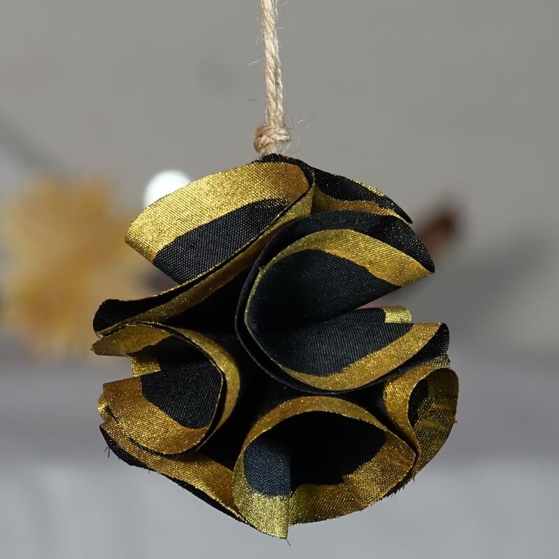 Boule décorative en soie noire contour doré – Image 2