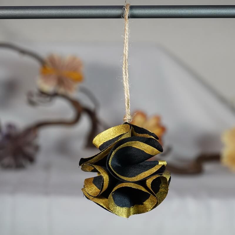 Boule décorative en soie noire contour doré
