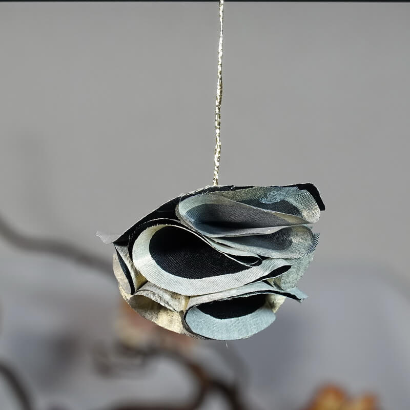 Suspension demi-lune en soie noire contour argenté – Image 2