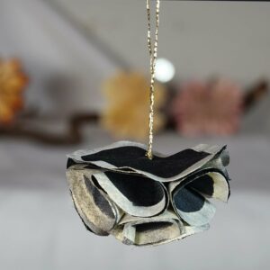 Suspension demi-lune en soie noire contour argenté