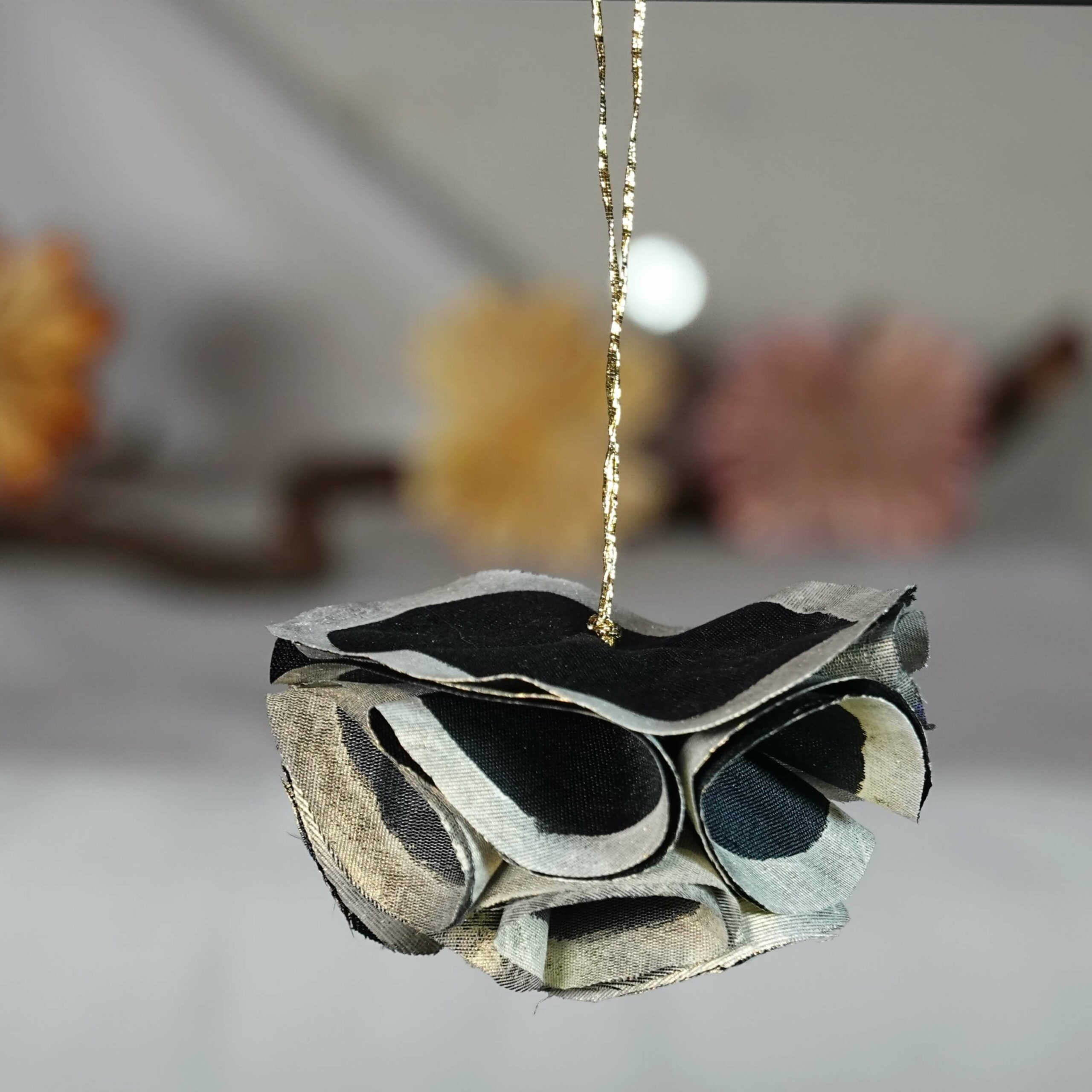 Suspension demi-lune en soie noire contour argenté