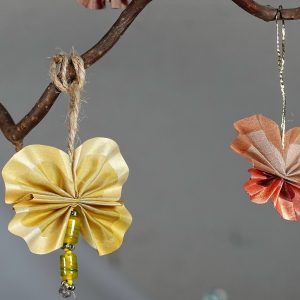 Papillon en soie jaune et fleur en soie corail