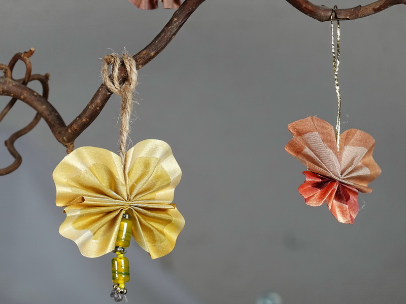 Papillon en soie jaune et fleur en soie corail